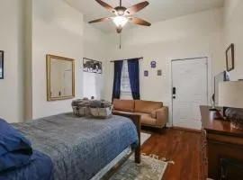 CUTE QUIET MID-CITY STUDIO - Central Location