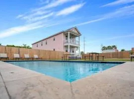 Luxury 4BD with Pool and off street parking