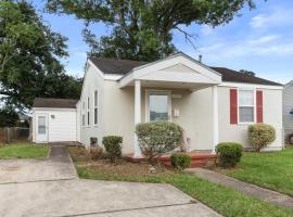 4BD Metairie retreat with driveway and yard，位于梅泰里的度假屋