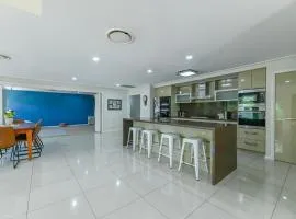 Southlakes Haven - Lake Views, Pet Friendly