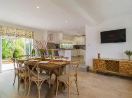 Spacious 4Bed Home: Elegant Garden & Parking