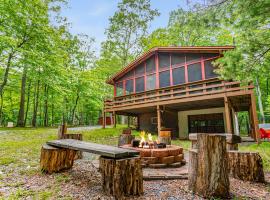 Cabin w New Hot Tub, River, Kayak, WiFi, & Fire Pit，位于Morton Grove的酒店