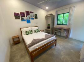 Jungle apartment with bathtub and outdoor shower，位于Talamanca的酒店