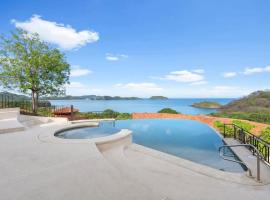 Stylish Villa with Brand-New Furniture, Panoramic Ocean Views, and Infinity Swimming Pool & Hot Tub，位于波特雷罗的酒店