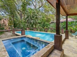 Stylish 3-Bedroom Tropical Escape with Pool & Outdoor Living, 1 Block from Playa Potrero，位于波特雷罗的酒店