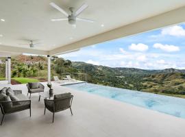 Mountaintop 4-Bedroom with Pool Huge Views，位于Carpintero的酒店