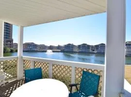 Shorehaven Lakefront & Steps to Beach w Pool and Grill