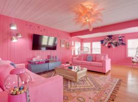 Inn the Pink One-in-a-Million Vacation Home，位于默特尔比奇的乡村别墅