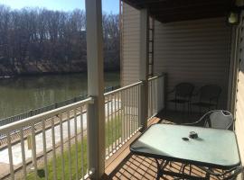 Lake View Condo with Heated Pool and Hot Tub close to Grand Glaize Bridge at Lake Ozarks，位于欧塞奇比奇的酒店