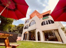 Family Holiday Villa by StayCo-Pool +KTV+ E-Bike，位于丹绒武雅的酒店