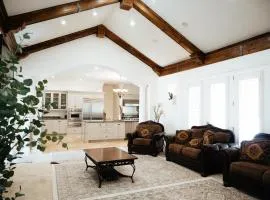 Large & Spacious Home, Sleeps 23+ near SLC