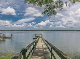 Waterfront! Private Dock! Cottage in the City!，位于博福特的度假屋