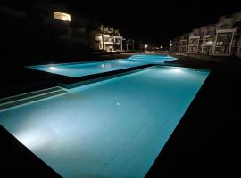 New Chalet Sea & Pool view Ras Sedr شاليه جديد دور ارضي في راس سدر，位于拉斯苏德尔的酒店