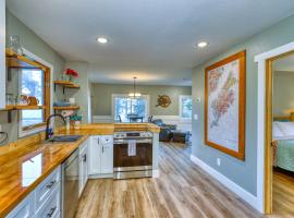 Captivating Coastline 2 BR Retreat with Ocean View，位于科迪亚克的酒店