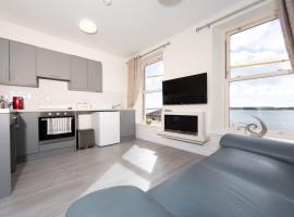 Unit 2 Island View Apartments With Stunning Harbour View，位于科芙的公寓