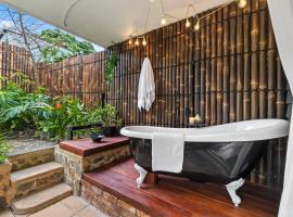 Mrs Percivals heritage luxury and romance with outdoor deep soak tub，位于维克多港的酒店