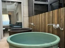 EarthVeloビル一棟貸しでフルリノベ済み各階に風呂トイレありで好立地でコスパ最高をめざしている宿です