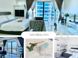 6Pax Suites Setia City Convention Trefoil Shah Alam SiS Homestay，位于莎阿南的带按摩浴缸的酒店