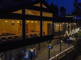 THEHIMALAYANLIVING WHISTLING PINES，位于穆克缇斯瓦的酒店