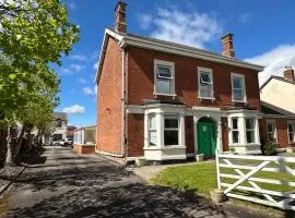 Very Spacious 9 Bedroom House-Garden-Parking for 4