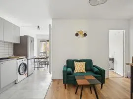 Duplex apartment downtown with parking