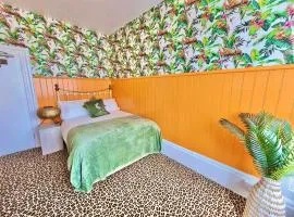 Pink Cheetah - Lemur Lodge - Close to Beach with Free Parking