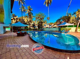 Hotel The Golden Shivam Resort - Big Swimming Pool Resort In Goa，位于Goa的酒店