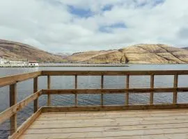 Seaside Nest - Charming Waterfront Retreat