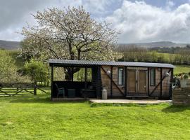 1 Bed converted Railway Wagon near Crickhowell，位于克里克豪厄尔的酒店