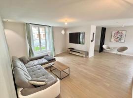Luxurious cozy house 10 minutes from Charles de Gaulle Airport，位于弗朗斯地区特朗布莱的乡村别墅