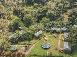 The Apiary Mountain Camp and Farm，位于塔奈的乡村别墅