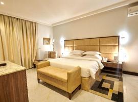 MEETHAQ HOTELS MAITAMA，位于阿布贾纳姆迪·阿齐基韦国际机场 - ABV附近的酒店
