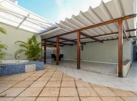 Casa Espaçosa com Jacuzzi e Churrasqueira RAU409