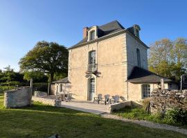 Demeure La Lande Fleurie，位于Feneu的酒店