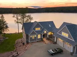 Lakeside Lodge with Studio Apartment