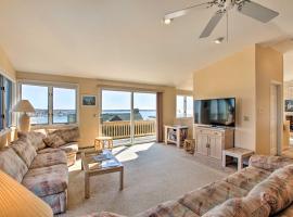 Narragansett Home with Scenic Deck Less Than 2 Mi to Beach!，位于纳拉甘西特的酒店