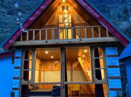 Parvati valley cottages & cafe，位于Tosh的酒店