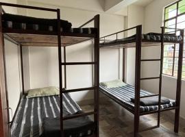 Boys Dormitory at Kerins Guest House，位于西隆的青旅