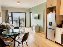 Sunny Beach Apartment with Sea & Mountain Views，位于开普敦的酒店