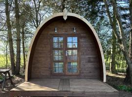 Woodland camping pod with use of campsite bathroom，位于格兰瑟姆的酒店