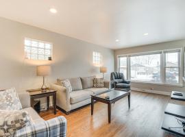 Quiet Home with Fenced Yard in Chicago!，位于芝加哥的酒店