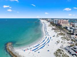 Pelican Point on Clearwater Beach，位于克利尔沃特的酒店