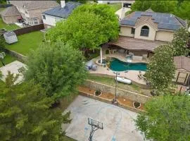 Magical 5BR W Pool, Hot Tub, Lake, Basketball Court