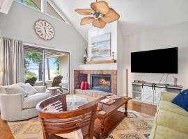 Newly Listed Bluff Villa with Creek and Golf Course Views，位于Dataw Island的酒店