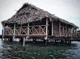 Private Traditional Hut on the water with 2 rooms，位于Wichubualá的度假屋