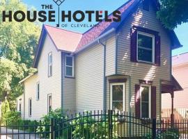 The House Hotels - W47th 2 - 5 Minutes from Downtown，位于克利夫兰的乡村别墅