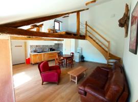 Studio de charme avec vue, en plein coeur de Florac，位于弗洛拉克的酒店