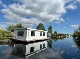 New- Private Cosy Houseboat, on a lake near Amsterdam，位于芬克芬的船屋