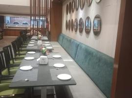 Hotel Svm-La Grand-Live Kitchen-Complimentary Buffet Breakfast-Coffee House-Banjara Hills，位于海得拉巴的酒店