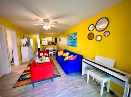 Stylish 2BR Condo Near Beach, Large Pool & Patio, Pet Friendly，位于柏斯海滩的酒店